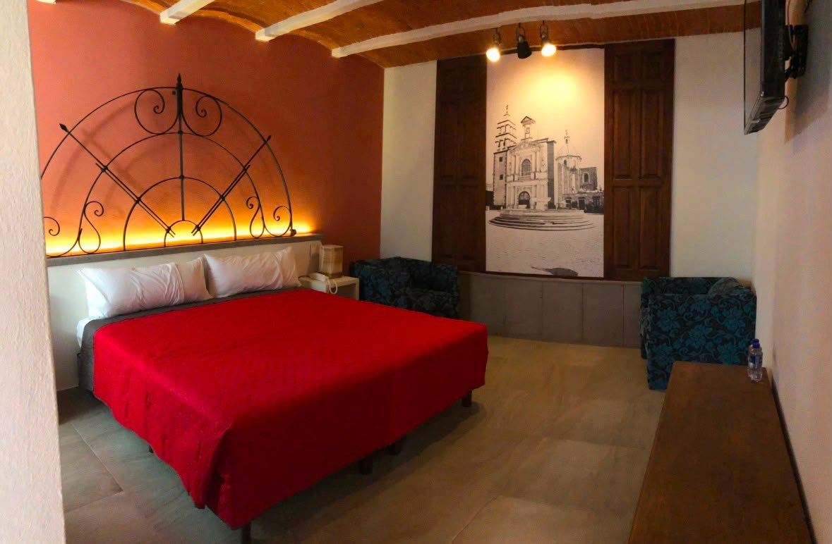Suite Nupcial con muro terracota, herrería y área de estar